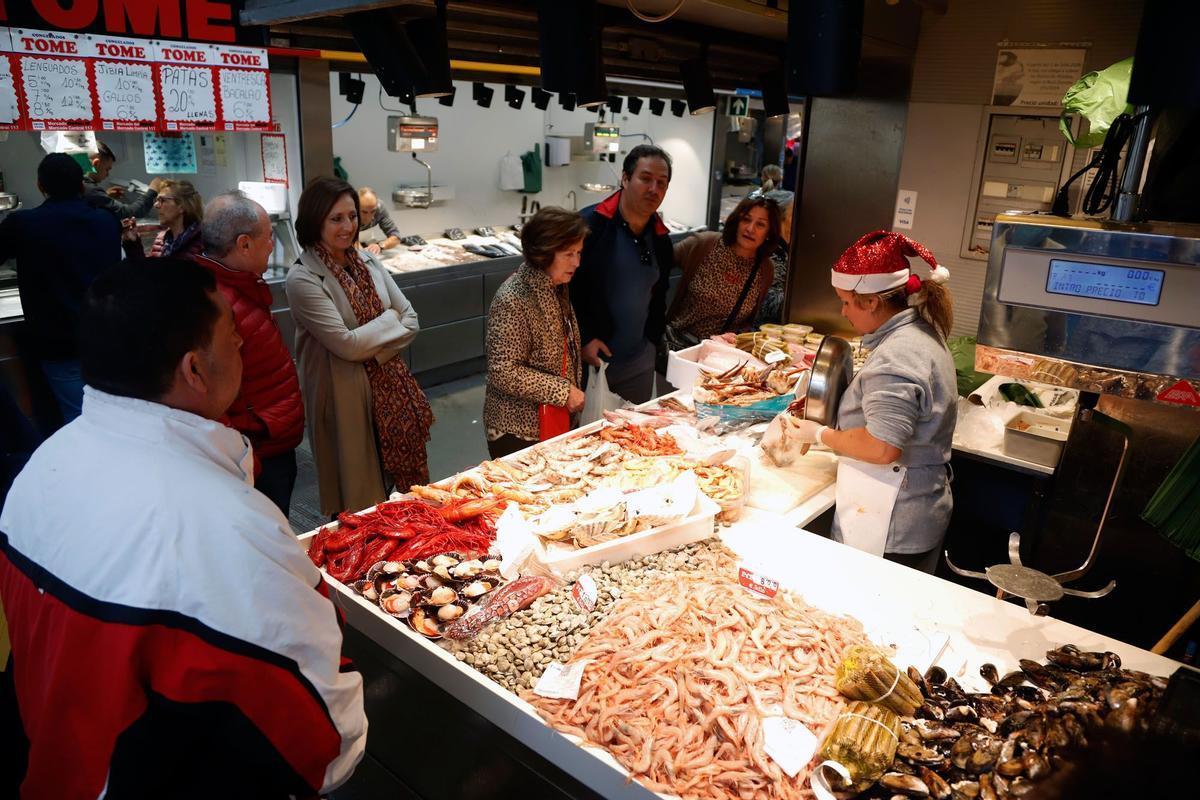 Compras navideñas en el mercado de Salamanca.