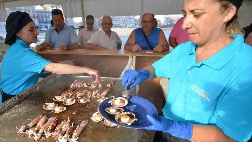 Las cocineras, sirviendo productos del mar. // Gustavo Santos