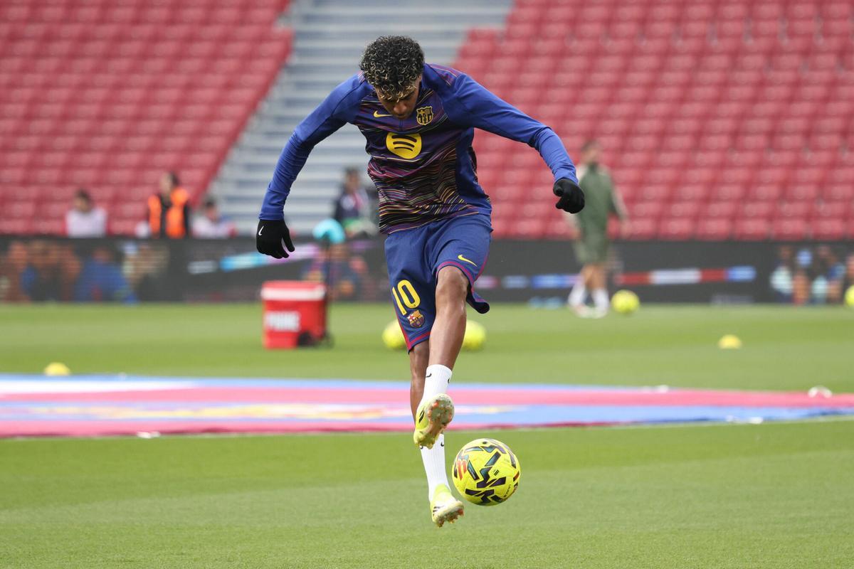 Lamine Yamal durante el calentamiento del Barça-Villarreal de LaLiga 2025/26