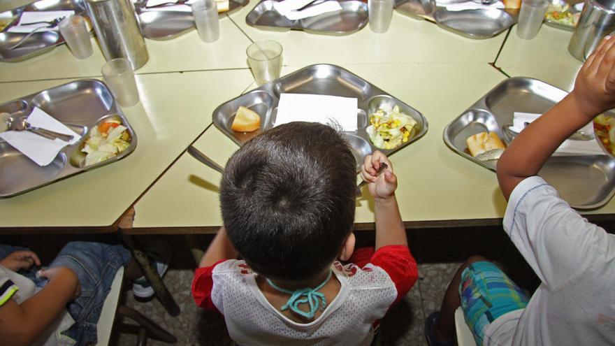 Niños en un comedor escolar.