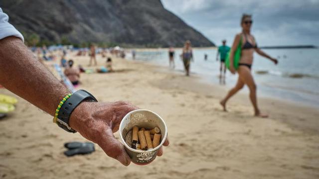 Imagen de la playa de Las Teresitas antes de que entrara en vigor la prohibición de fumar.