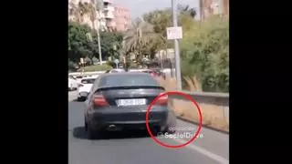 Cazan a un vehículo recorriendo Málaga con la rueda reventada