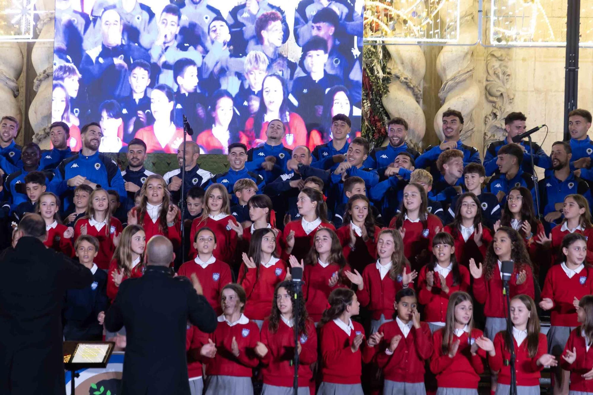 El Hércules interpreta el tradicional villancico junto al coro de los Jesuitas en la plaza del Ayuntamiento de Alicante.