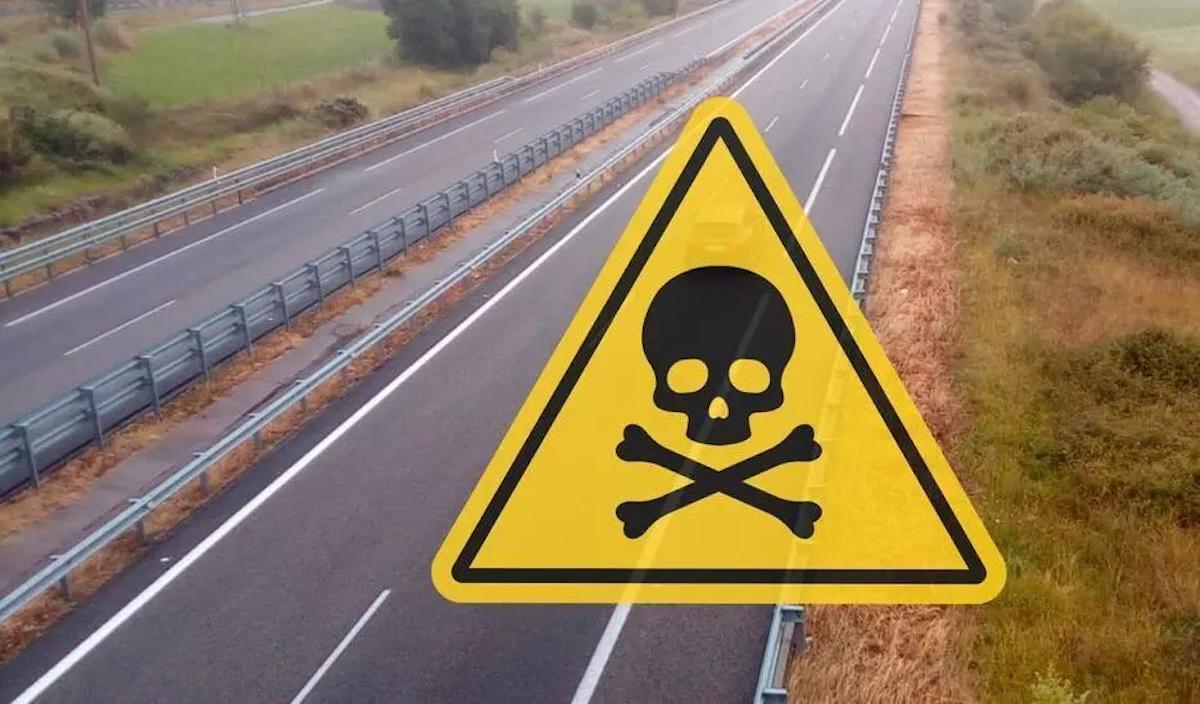 Tramo de la autovía del Cantábrico rociada con herbicidas