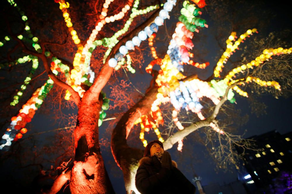 Una mujer reza en la celebración del Año Nuevo en Seúl, Corea del Sur.