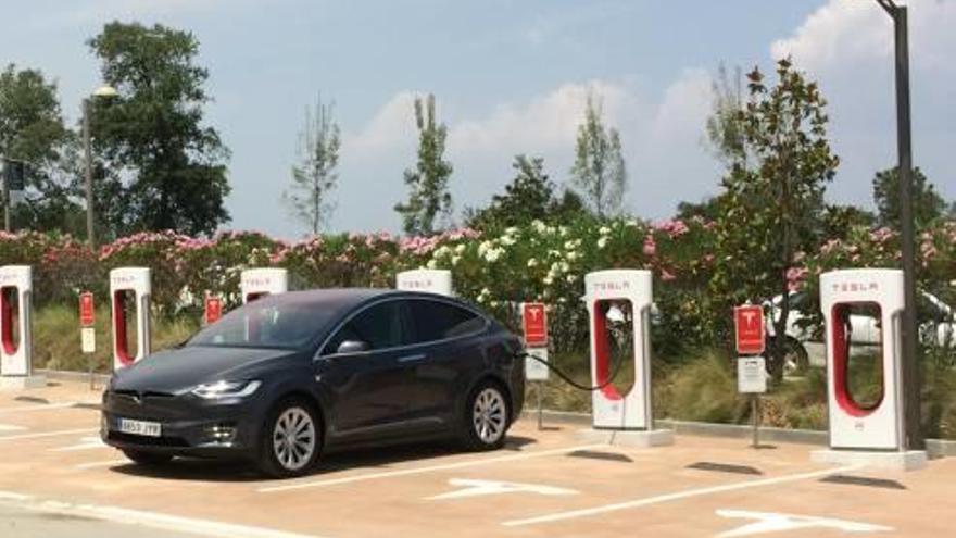 Tesla estrena l&#039;estació de càrrega de cotxe elèctrics del golf de Caldes