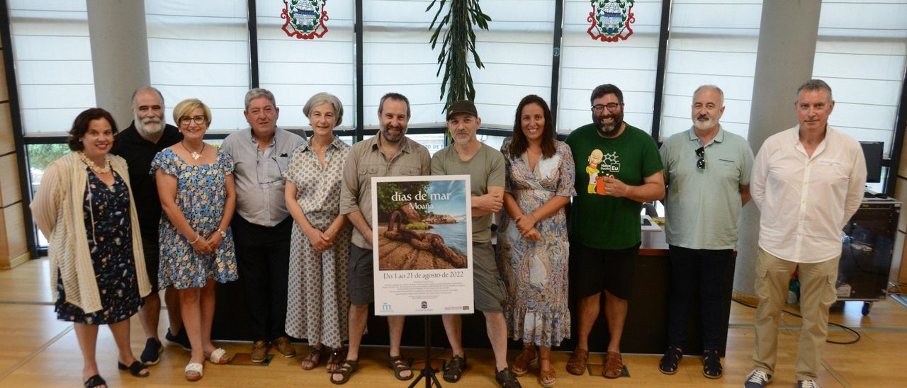 La presentación de &quot;Días de Mar&quot; en Moaña, con representantes de la corporación y de los colectivos participantes.