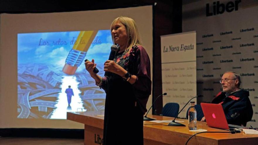 Angélica Rodríguez, durante la charla de ayer, y detrás, Fernando Albuerne.