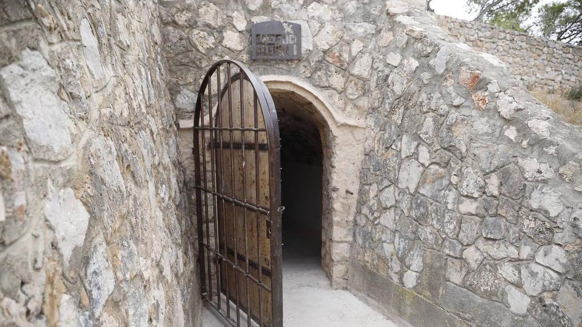 Acceso al refugio del Faro que el ayuntamiento reabre esta semana tras su restauración.
