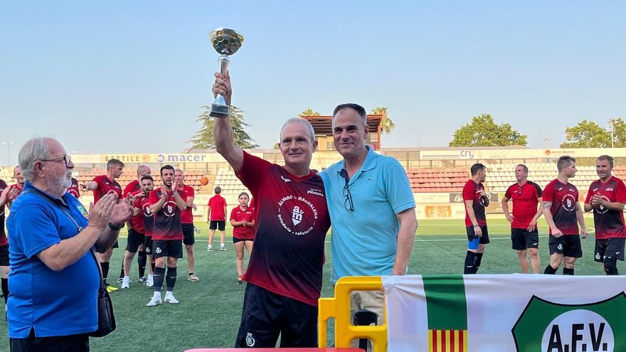 El capitán del Moncofa recoge el trofeo de la Copa.
