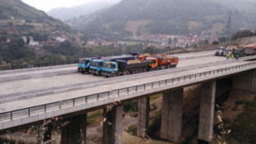 Adif realiza una prueba de carga en el viaducto de Campomanes