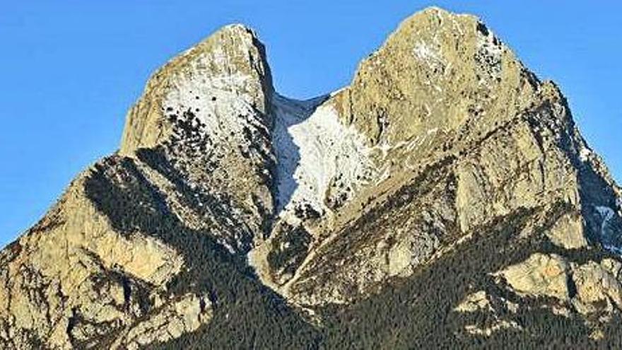 El Pedraforca, on els rescats són habituals, nevat en una imatge d&#039;arxiu