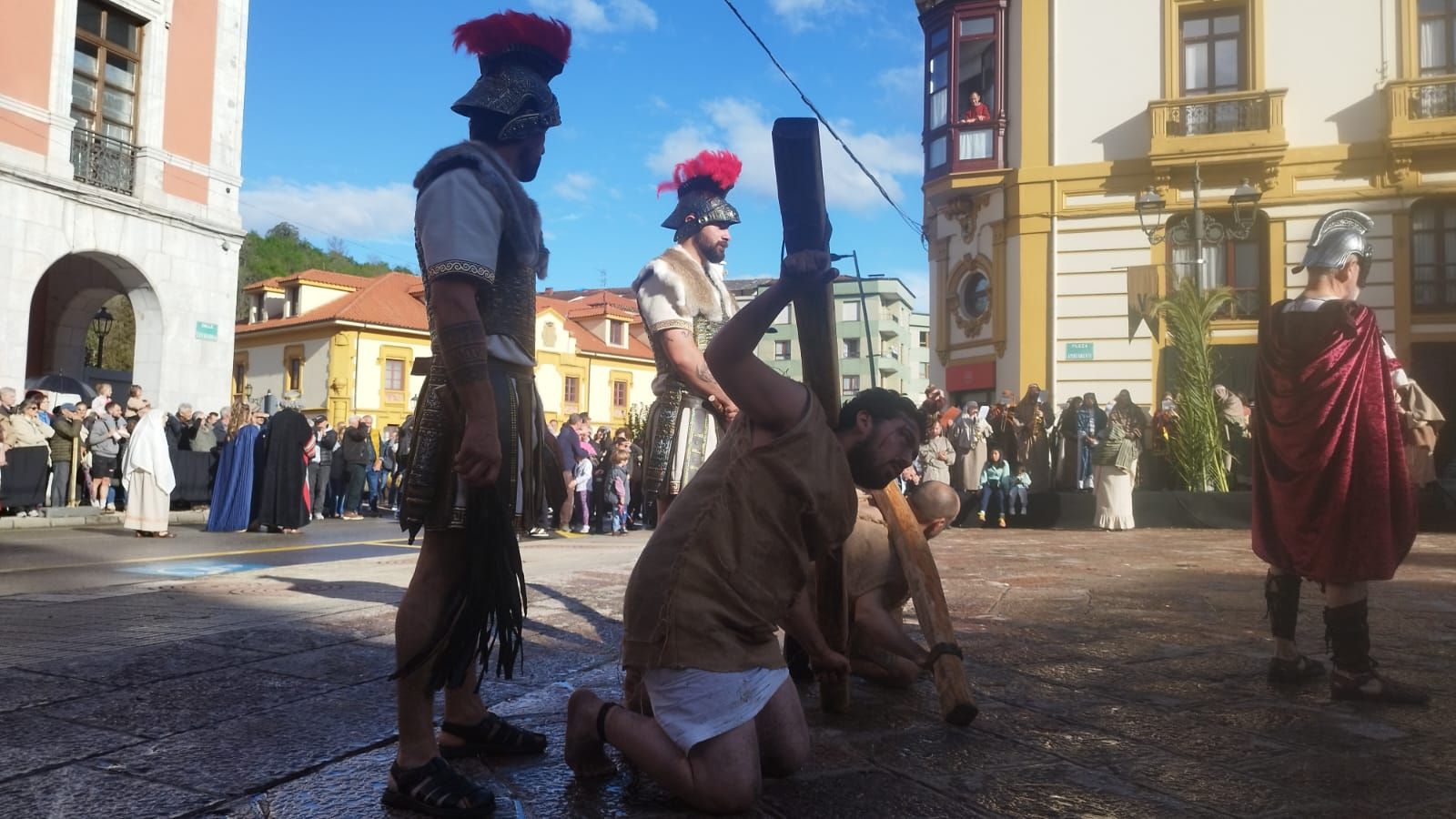 Infiesto vive con pasión su Via Crucis viviente