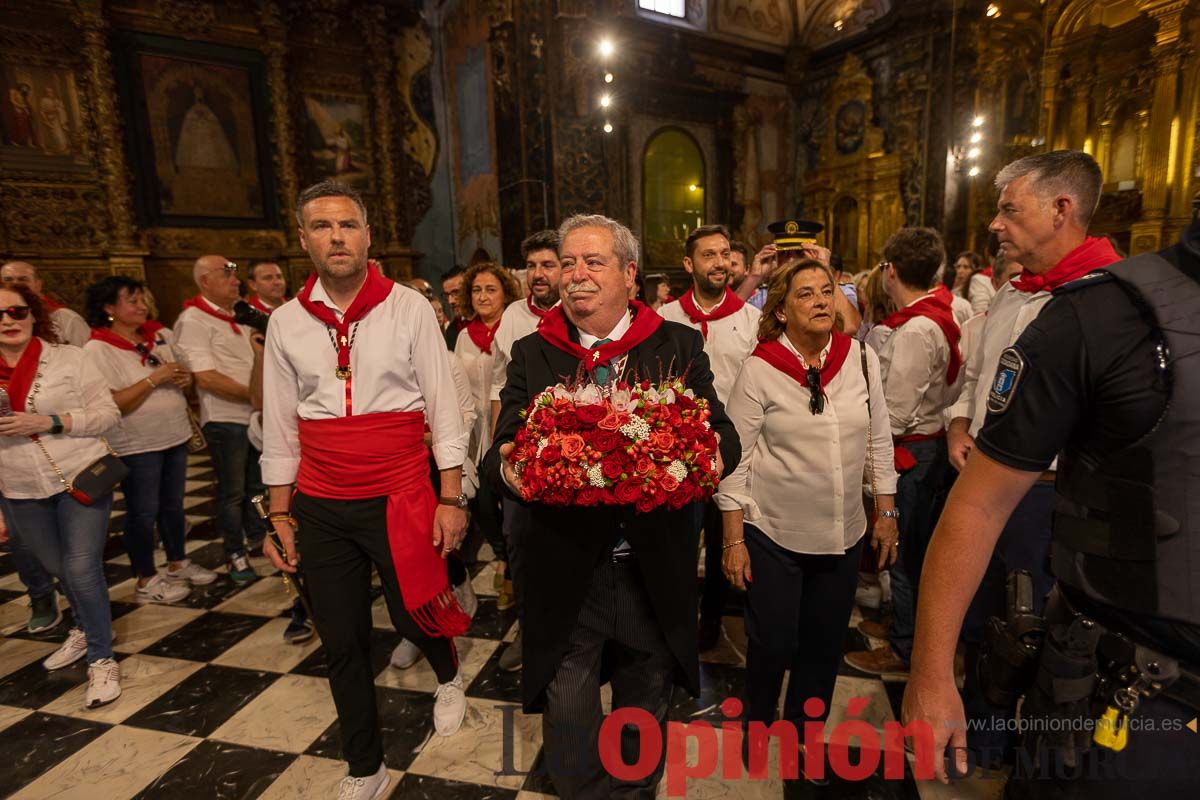 Bandeja de flores y ritual de la bendición del vino en las Fiestas de Caravaca