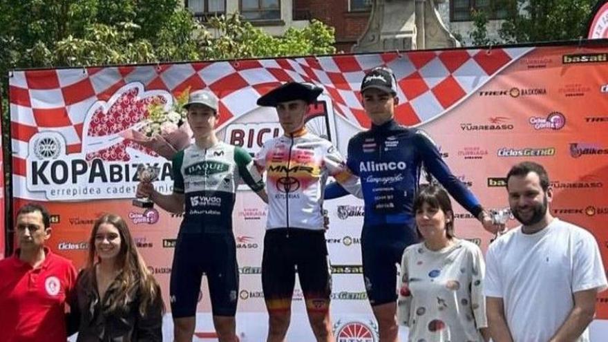 Salvajada de Benjamín Noval en Orduña (Vizcaya): le saca cinco minutos al segundo y diez al cuarto en una carrera en la que solo acabaron quince ciclistas