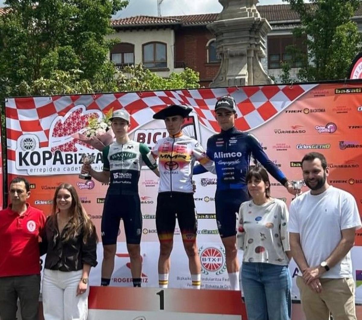 Benjamín Noval, en el centro, recibe el premio como ganador de la Urduña Hiria Junior Klasika