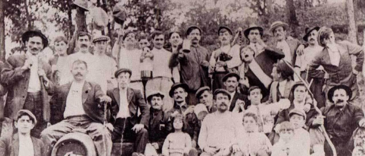 Una romería asturiana montada por los emigrantes castrillonenses en Virginia Occidental a comienzos de siglo.