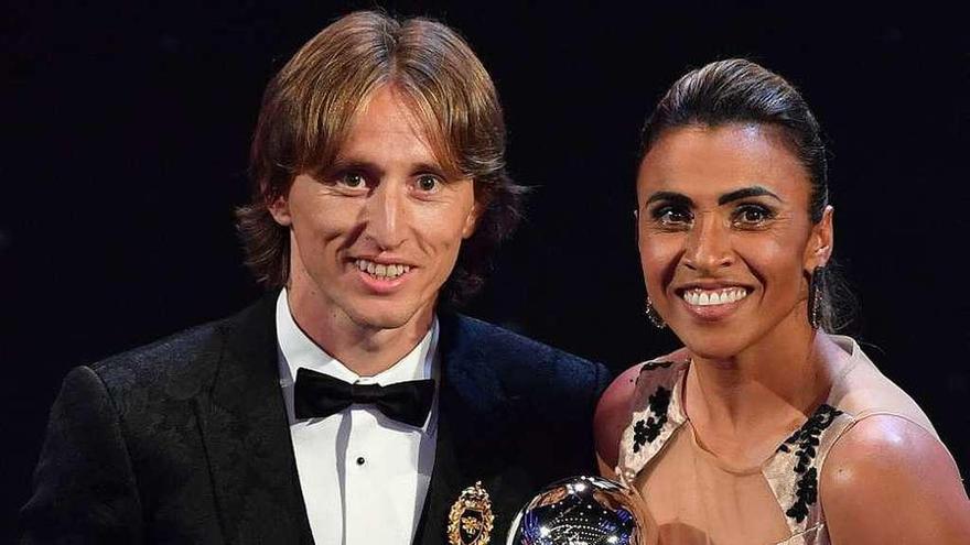 Modric y Marta, con los trofeos que los acreditan como los mejores.