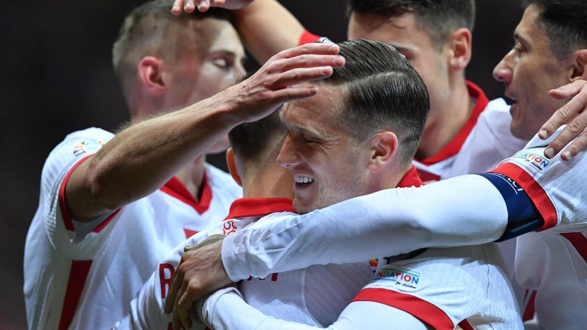 Los jugadores de Polonia celebran uno de los tantos ante Estonia