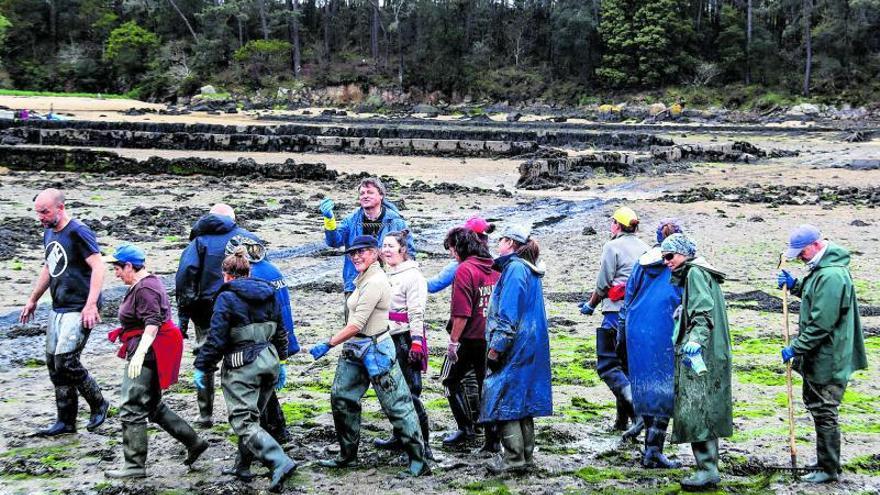 Un grupo de mariscadoras, en playa arousana de O Rial, en Vilaxoán.  // Iñaki Abella