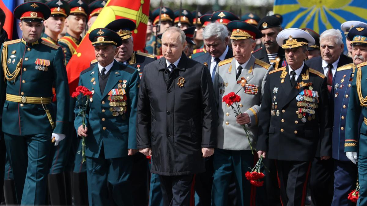 El presidente ruso Vladimir Putin asiste a una ceremonia de colocación de flores en la Tumba del Soldado Desconocido junto al muro del Kremlin después del desfile militar del Día de la Victoria en Moscú, Rusia.