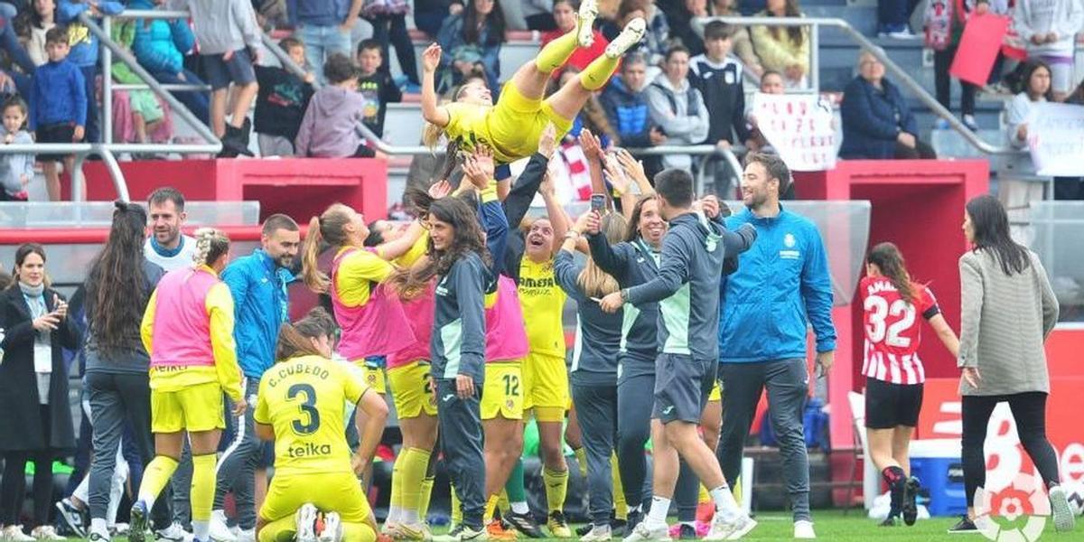 Las jugadoras del Villarreal femenino celebran la permanencia en Liga F y mantean a su capitana, Lara Mata.