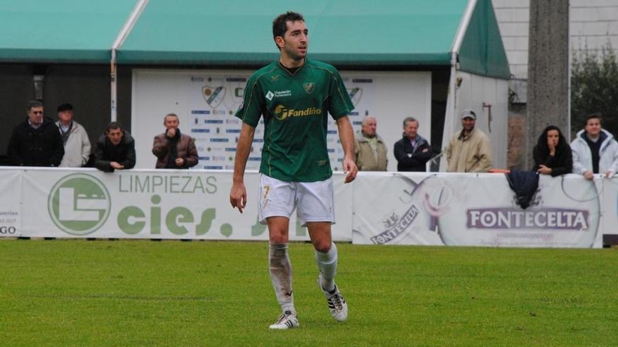 Miguel Centrón durante un encuentro con el Coruxo en Segunda B. Fdv