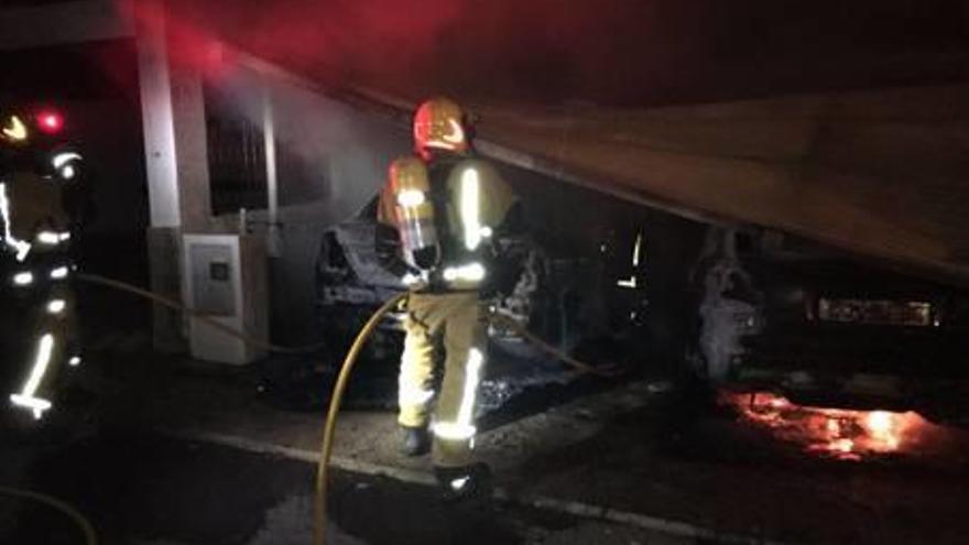 Dos fuegos dejan una herida en Santa Pola y dos coches calcinados en Mutxamel