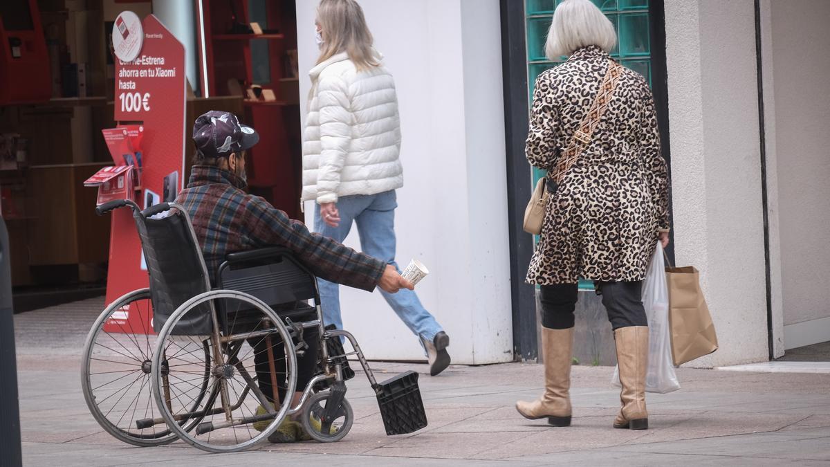 Una persona pide dinero en una céntrica calle de Alicante