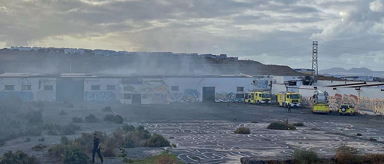 Policías y bomberos en la nave de La Pardilla donde se produjo el incendio, ayer. | | LP/DLP