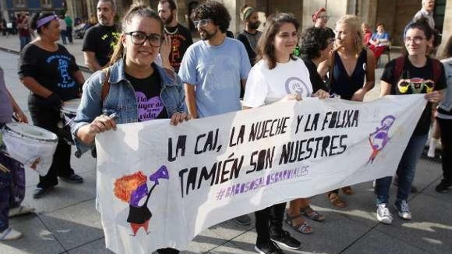 El pasacalles feminista, a su salida de la plaza de España.