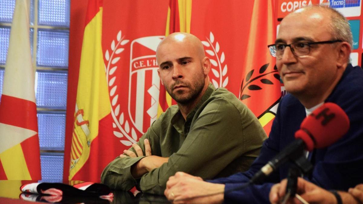 Cristian Gómez, entrenador del CE L'Hospitalet, junto a Antoni Garcia, presidente del club, en una rueda de prensa.