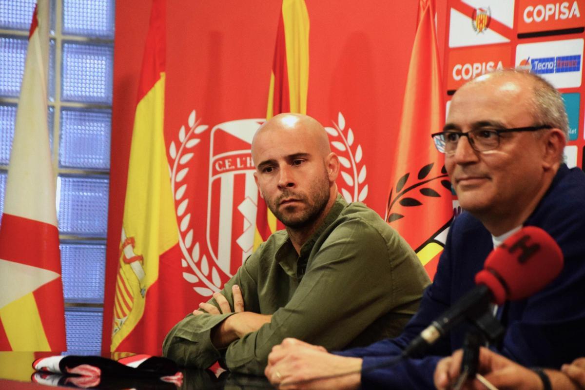 Cristian Gómez, entrenador del CE L'Hospitalet, junto a Antoni Garcia, presidente del club, en una rueda de prensa.