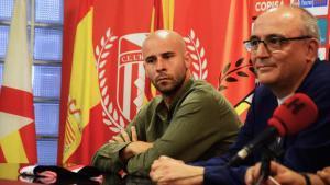 Cristian Gómez, entrenador del CE LHospitalet, junto a Antoni Garcia, presidente del club, en una rueda de prensa.