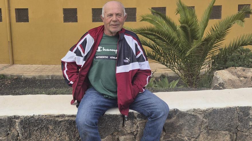 Lázaro Cabrera delante de la fachada del Terrero de Lucha de la Vega de Tetir.