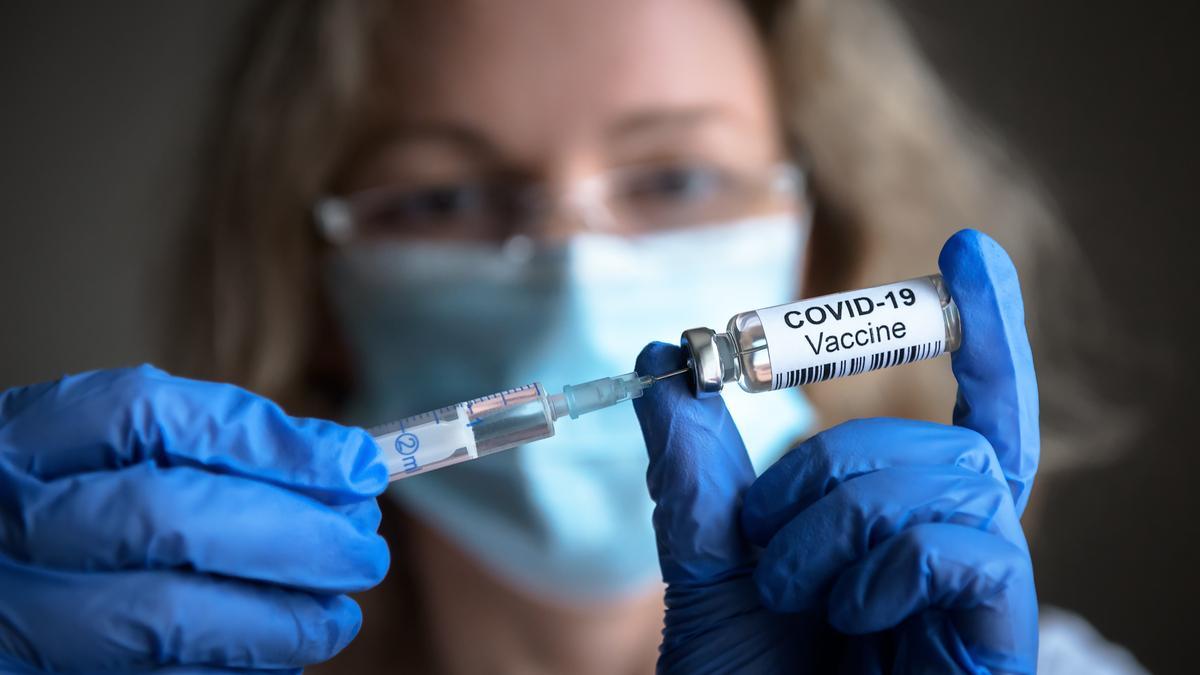 ¿Dejar la decisión de la segunda dosis de la vacuna contra la Covid-19 a los pacientes? Los farmacéuticos dicen NO