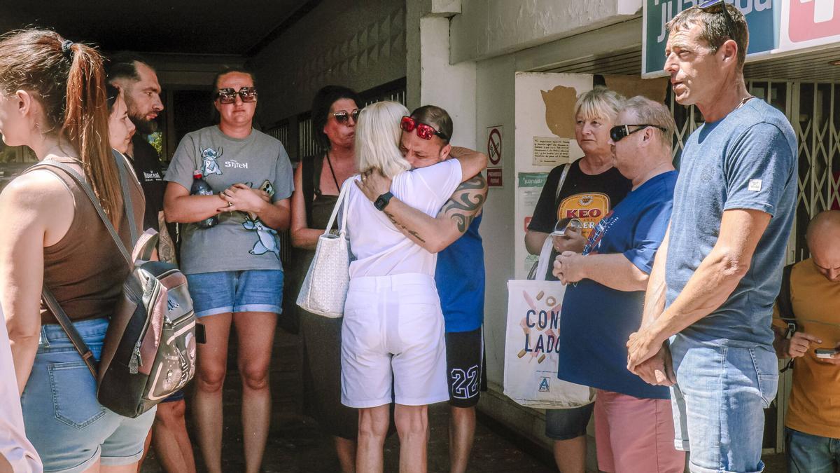Vecinos del edificio Trianon II de Magaluf, vuelven el dia después del incendio.