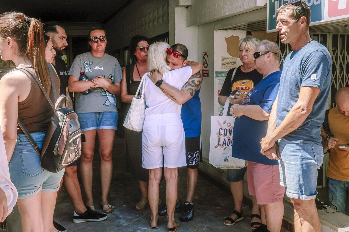 La Guardia Civil inspecciona el apartamento donde comenzó el incendio en Magaluf en busca de pruebas