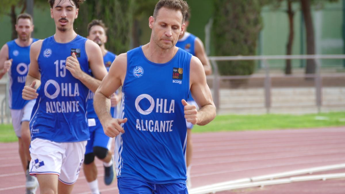 Pedro Llompart, en primer término, durante el primer entrenamiento.