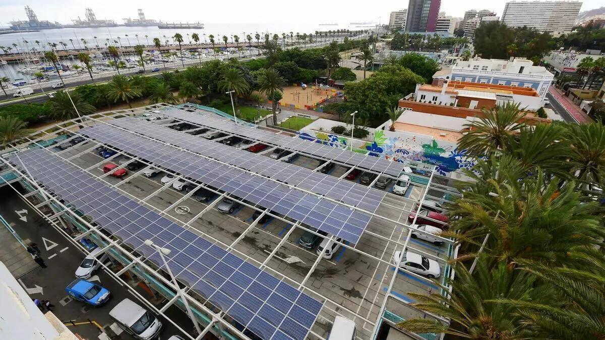 Instalación de paneles fotovoltaicos en el aparcamiento de las Oficinas Municipales.