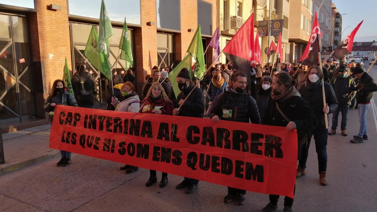 Manifestants del sector públic davant de la delegació d&#039;Ensenyament, a la carretera de Vic de Manresa