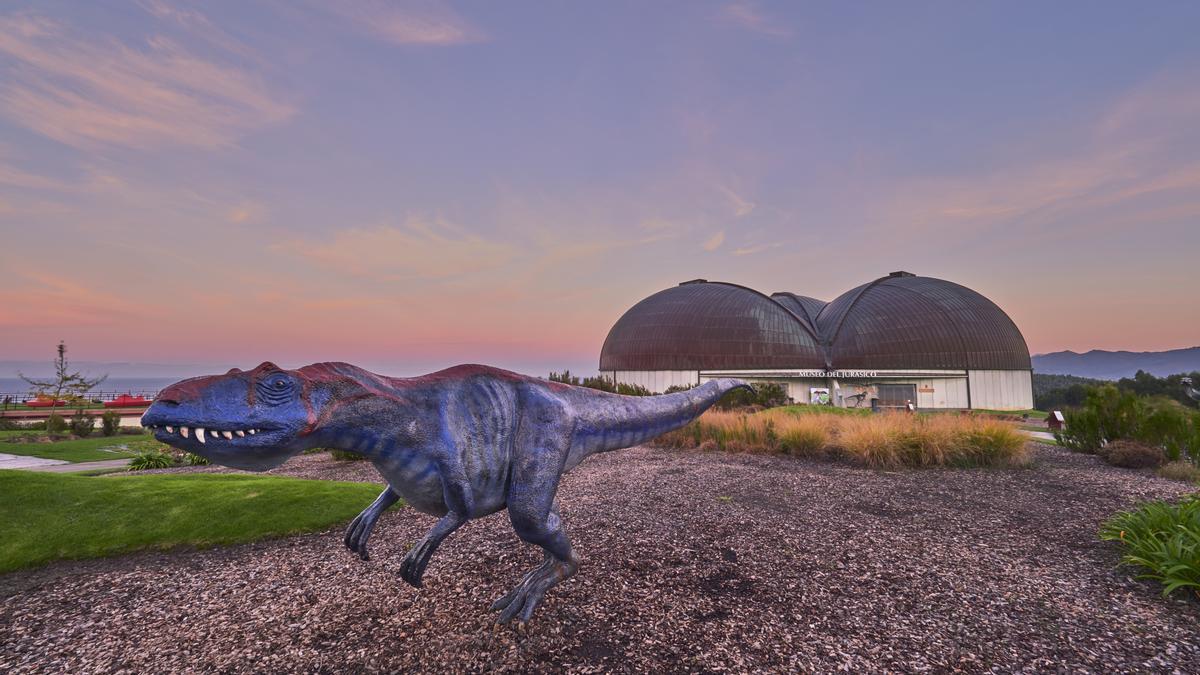 Allosaurus en el exterior del MUJA (Museo Museo del Jurásico de Asturias)