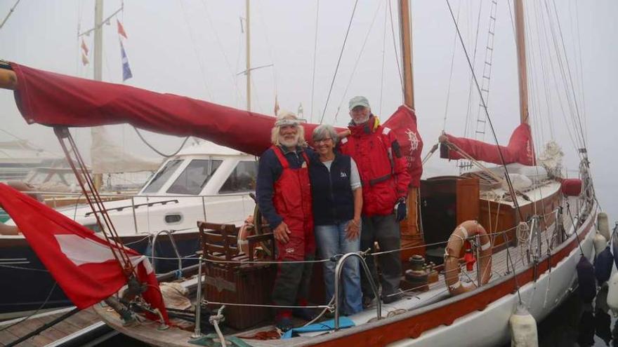 Tres de los tripulantes llegados a Pedras Negras en el &quot;Rally La Baule-San Vicente&quot;. // Muñiz