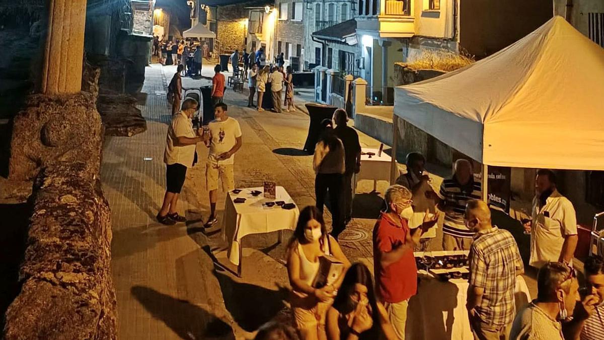 Desarrollo de los actos de promoción del vino, de las bodegas y de los recursos gastronómicos y turísticos organizados en una calle de Fermoselle. | P. F. A.
