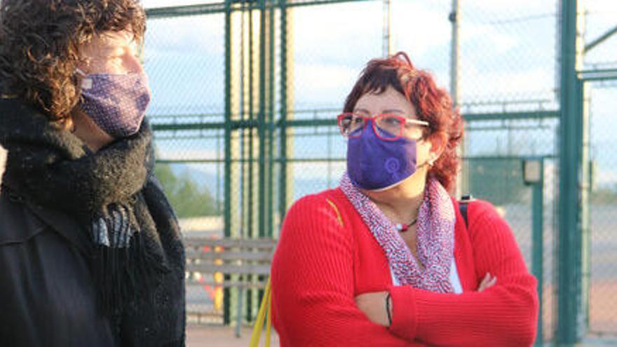 L&#039;exconsellera de Treball Dolors Bassa (a la dreta) parlant amb la consellera d&#039;Agricultura, Teresa Jordà, a la presó del Puig de les Basses de Figueres el divendres 29 de gener de 2021