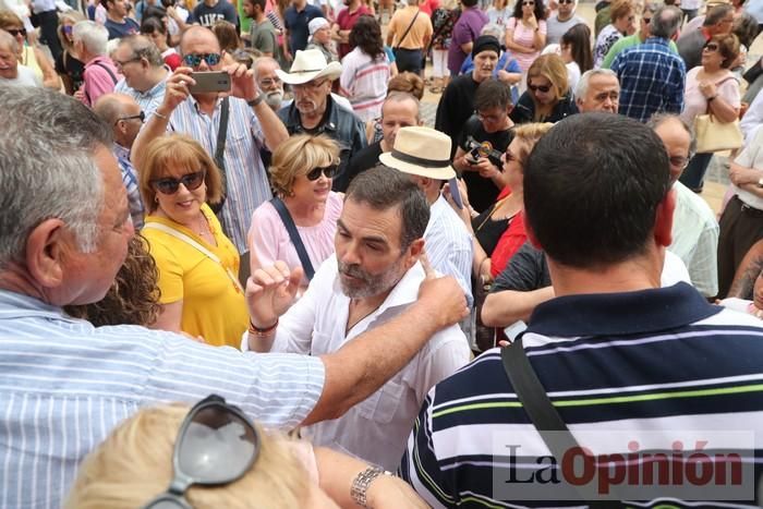 Cientos de personas protestan frente al Ayuntamiento de Cartagena por el pacto entre PP, PSOE y Cs