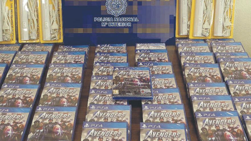 Videojuegos intervenidos por la Policía Nacional a dos varones que circulaban en dirección contraria por Los Gladiolos.