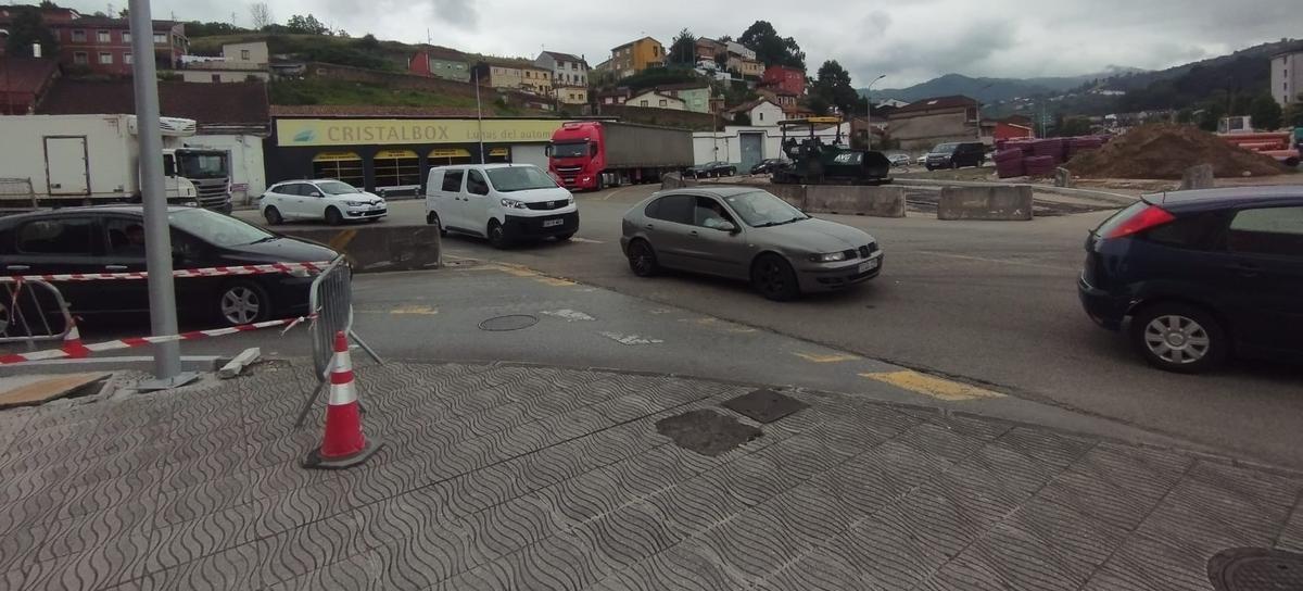 Tráfico lento y con vehículos pesados en el acceos a la glorieta de Langreo Centro, en La Felguera.