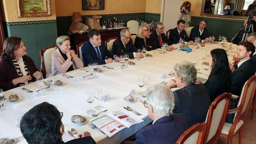 Rodríguez (3i.), ayer, con Pérez Nieto, Corina Porro, Javier Touza y otros miembros del Círculo de Empresarios de Galicia en Vigo. // Marta G. Brea