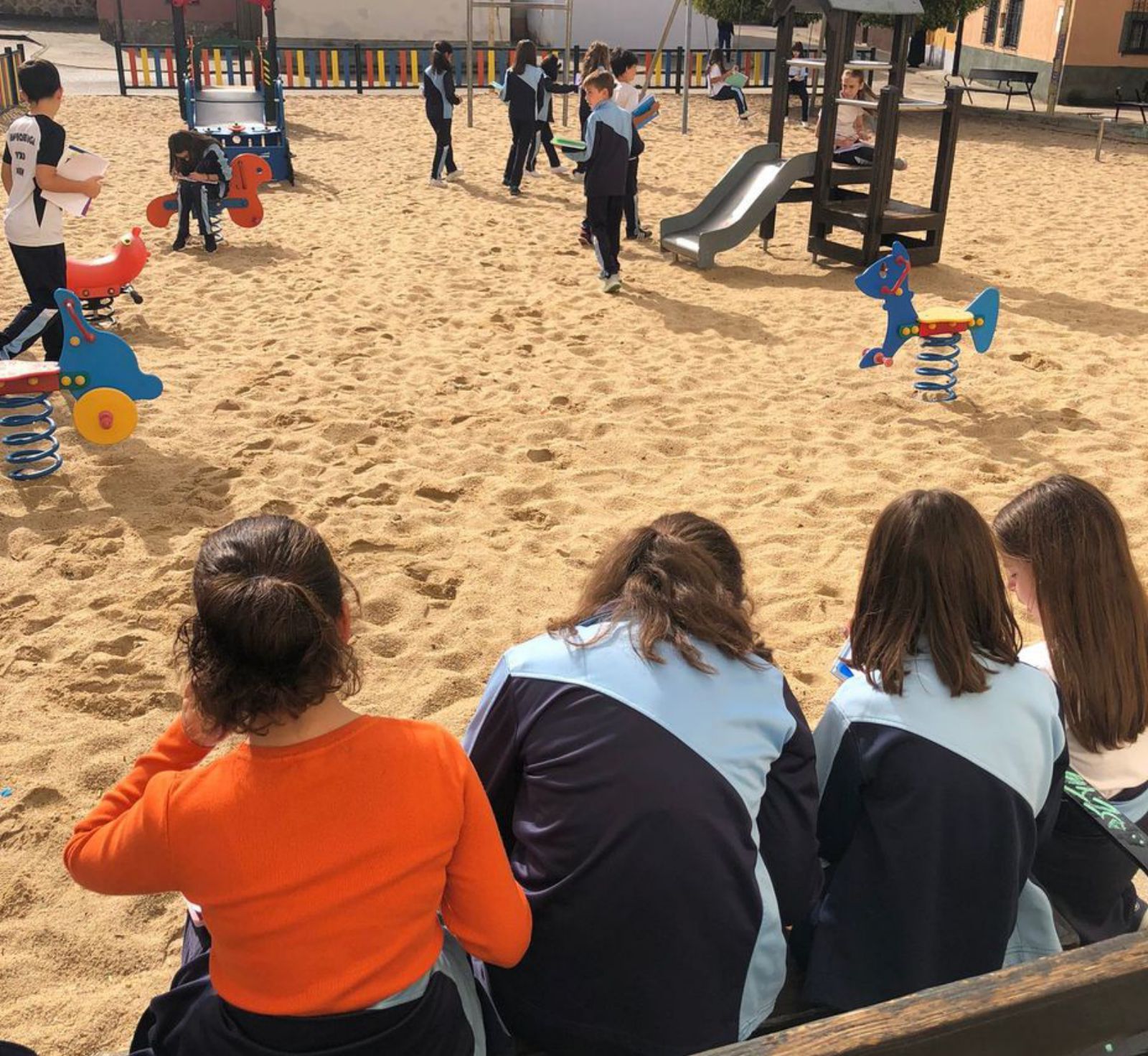 Varios niños analizan sobre el terreno el parque del barrio de Pinilla. | Cedida